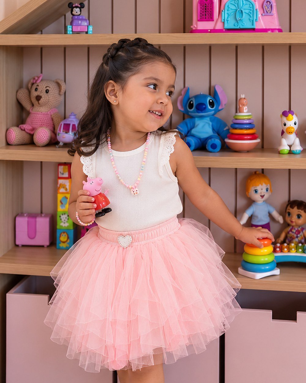 Menina brincando na casinha de brinquedos do Cabelo Encantado